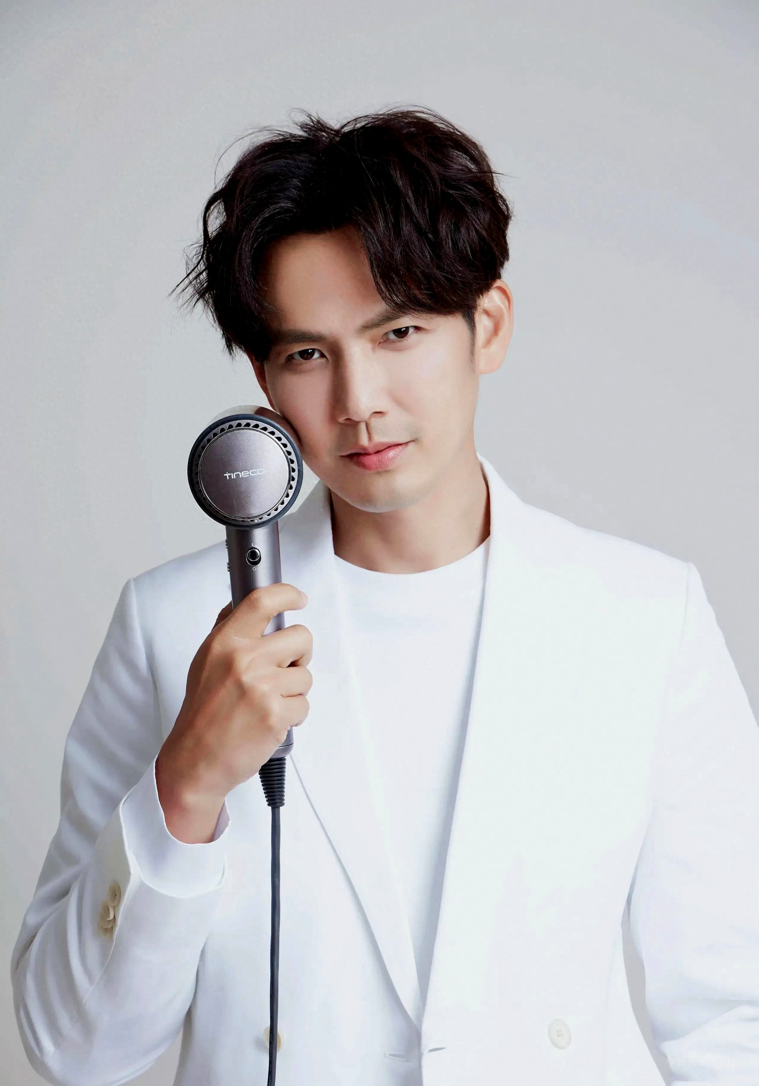 香港不敢爆绯闻明星(钟汉良已经过了40岁，为什么一条绯闻都没有 )