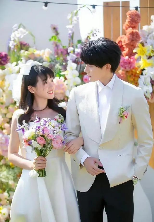 娱乐圈明星婚纱照_豪门人设与服化不匹配_现偶婚纱照细节缺失