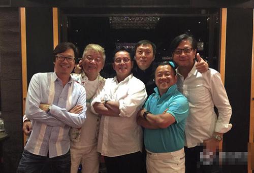 直击明星生日趴奢靡场面:大小S制服秀色诱老公