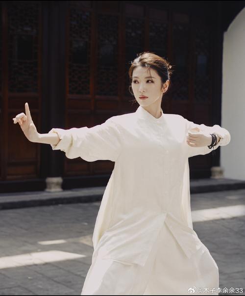 女明星脱光衣服图片_女明星衣服突然掉了的视频_明星的衣服掉了下来