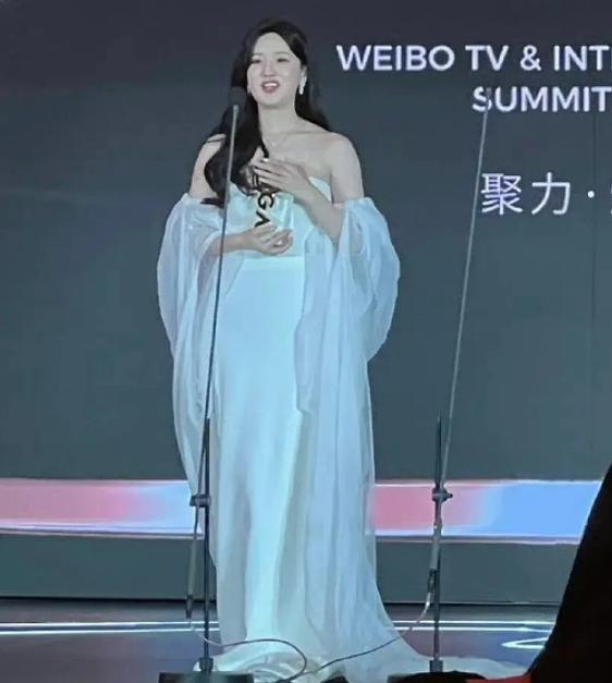 明星高定礼服点评_微博盛典红毯造型_晚装女明星