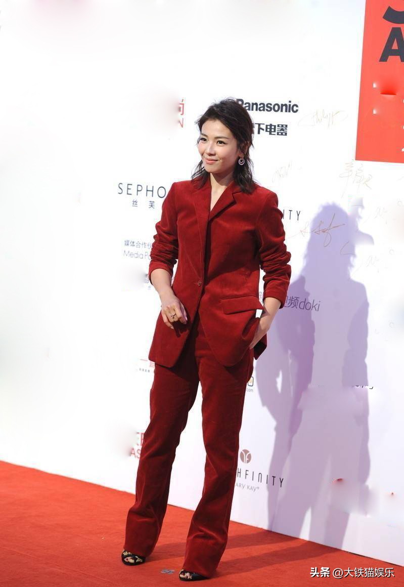 皮肤黑的女明星_离开滤镜显黑的女明星_女明星黑发